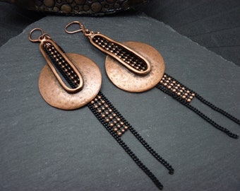 Ethnic earrings hammered copper and black metal chain, tribal chic LENY clip-on option