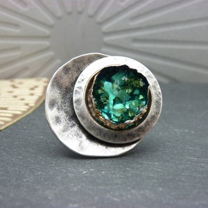 Emerald green silver metal ring, resin mother-of-pearl chips and offset gold leaf PEPITE VERT adjustable adjustable