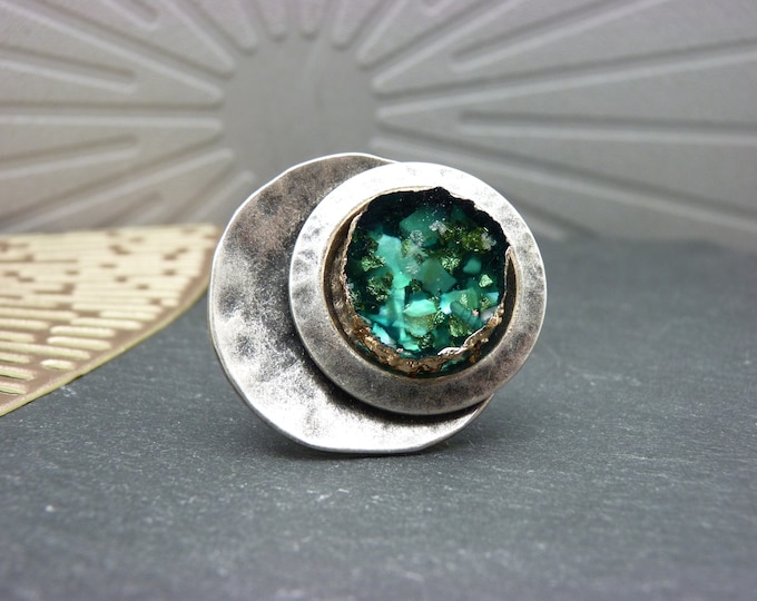 Emerald green ring in silver metal, resin, mother-of-pearl chips and offset gold leaf GREEN PEPITE adjustable - Last item!