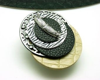 Large magnetic brooch in leather and metal, ecru black silver ethnic style, to close scarf, stole, coat or as decoration ETHNAK