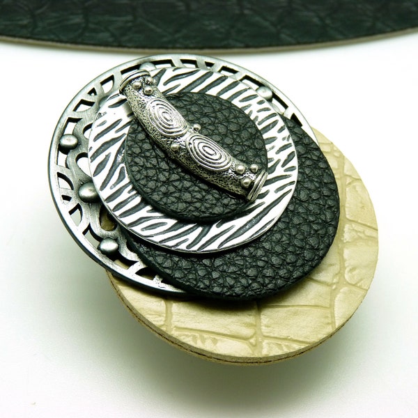 Grosse Broche aimantée en cuir et métal, écru noir argent style ethnique, pour fermer écharpe, étole, manteau ou en décoration ETHNAK