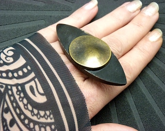 Large horizontal ring, transversal on three fingers, antique bronze metal horn, adjustable AFGAH