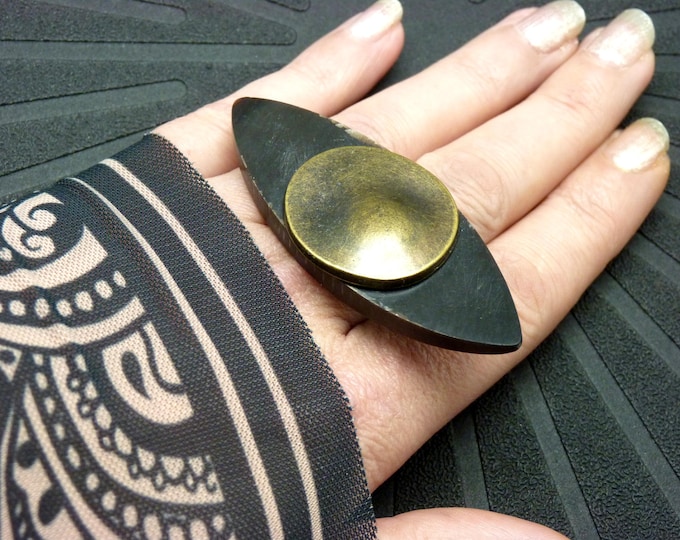 Large horizontal ring, transversal on three fingers, antique bronze metal horn, adjustable AFGAH