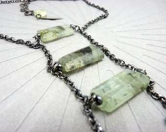 Long necklace, long necklace 3 prehnite rectangular stones, gunmetal chain, graphic, minimal TRISTONE