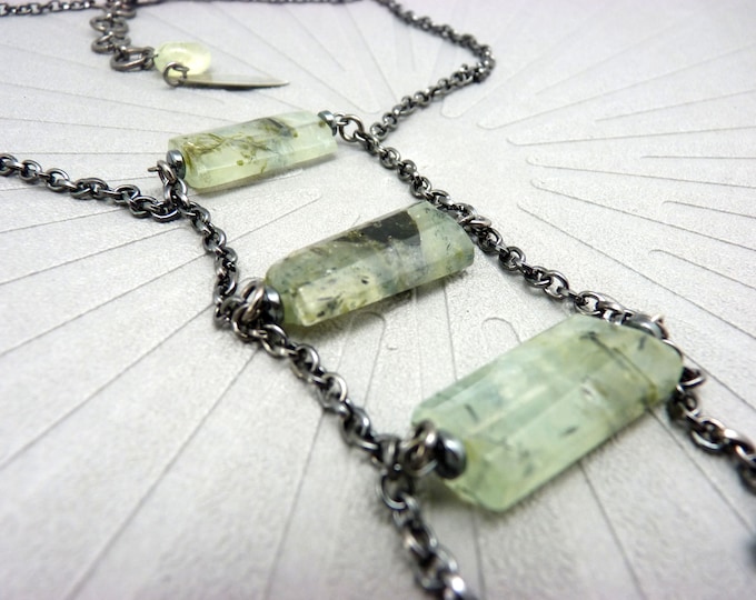 3 prehnite stone tie necklace, graphic sautoir necklace with back jewel - TRISTONE -