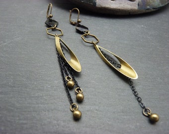 Asymmetrical 3D bronze and black metal earrings, GATAKA light chain set with clip option