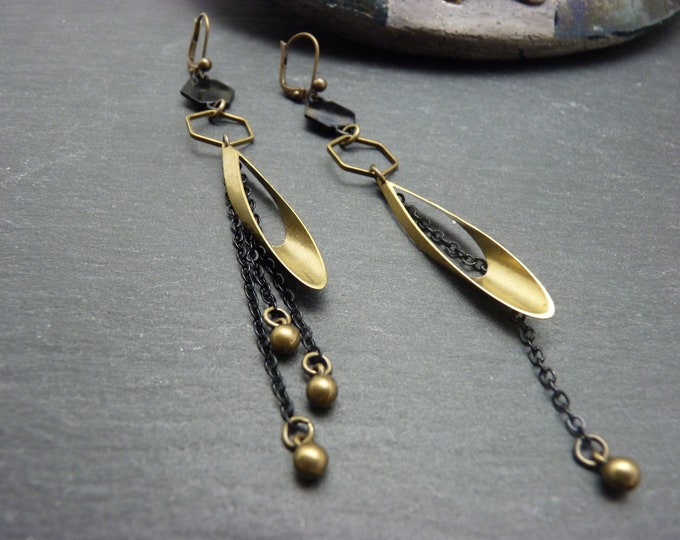 Asymmetrical 3D bronze and black metal earrings, GATAKA light chain set with clip option