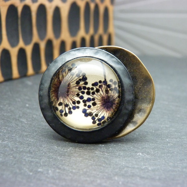 Bague fleur pissenlit métal bronze et noir martelé et verre, décalée ENVOL réglable ajustable