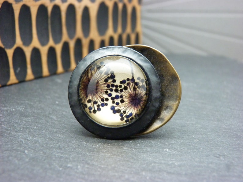 Bague fleur pissenlit métal bronze et noir martelé et verre, décalée ENVOL réglable ajustable image 1