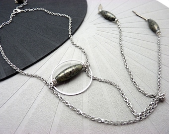 matte silver sautoir necklace with khaki pyrite stone DESINVOLTE