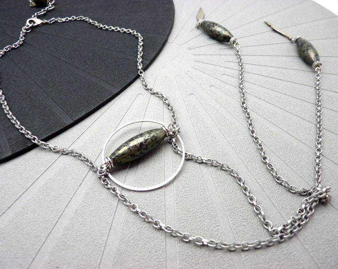 matte silver sautoir necklace with khaki pyrite stone DESINVOLTE