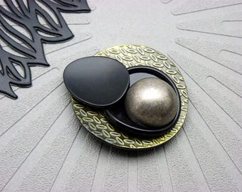 Khaki & Black Graphic Magnetic Brooch | IKIGAI | for fastening a vest - KUMKA