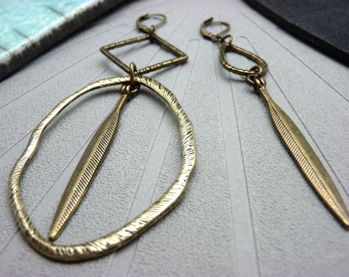 Large asymmetrical earrings in vintage gold with ethnic striated OLYMPE option clips
