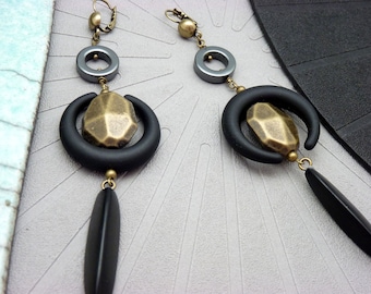 Long asymmetrical ethnic bronze resin and black crescent moon earrings, tribal chic HEKATE clip option