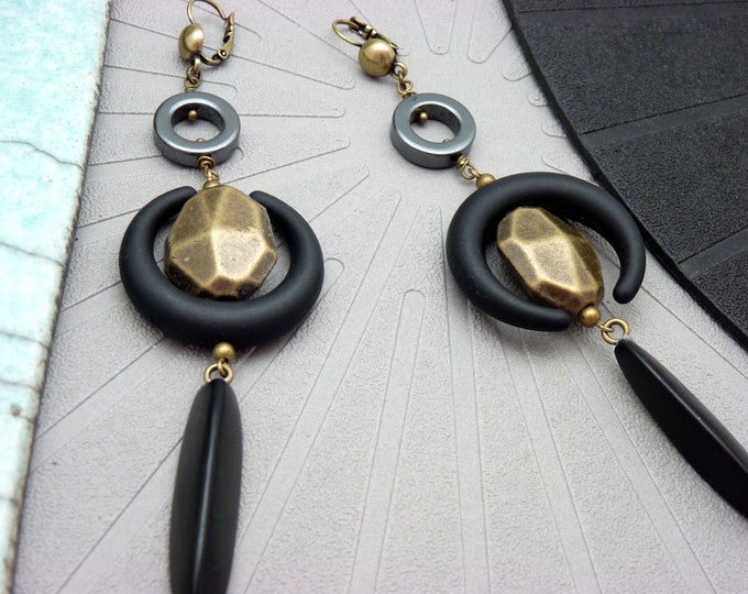 Long asymmetrical ethnic earrings in bronze resin and black crescent moon, tribal chic HEKATE clip-on option