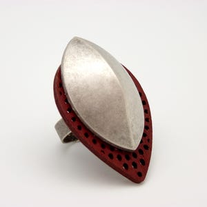 Large long burgundy red silver ring in metallic resin and extra-light wood - SCARABEE - adjustable