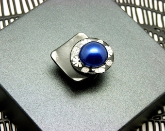 Indigo blue pearly flower magnetic brooch, to hold a wrap-over - JAPAN