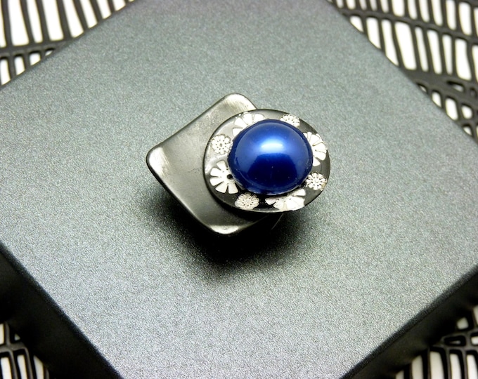 Indigo blue pearly flower magnetic brooch, to hold a wrap-over - JAPAN