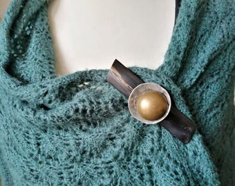 Long magnetic brooch for fastening scarves, stoles, coats, chunky cardigans made of horn, metal, and ethnic resin. TRAVERSE