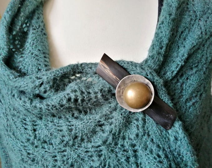 Long magnetic brooch for fastening scarves, stoles, coats, chunky cardigans made of horn, metal, and ethnic resin. TRAVERSE