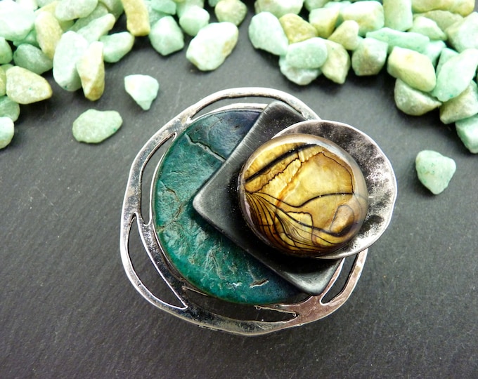 Large magnetic brooch in ochre, duck green, silver, zebra-patterned mother-of-pearl, wood, metal, to close a scarf, stole, or coat LOUMINA