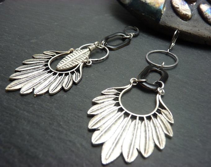 GERONIMA asymmetrical feather earrings in silver metal and black enamel, Clip-on option