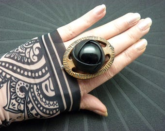 Large oval ring, striated horn, black resin - adjustable - ethnic - COFFEE CHIC