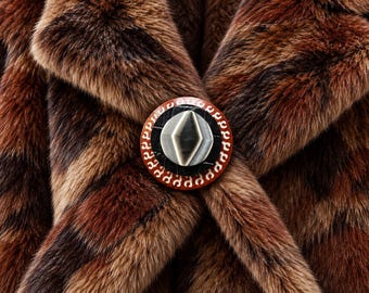 Grosse broche aimantée  – bois, cuir noir et résine nacrée | NASTI | KUMKA