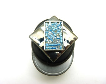 Broche aimantée en résine gris perle et noir mat, céramique, métal perles de verre bleu ciel pour fermer un gilet fin ou en déco DANEÏS