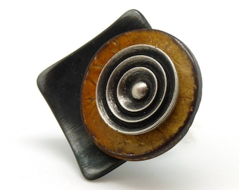 Large graphic ring in orange-yellow wood, gunmetal metal and SPECIALE K metallic resin - adjustable