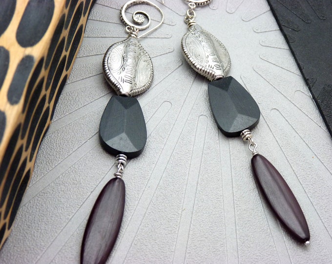 Long ethnic earrings in silver resin, black wood and burgundy horn, tribal chic OLESKA clip-on option, suitable for spacers