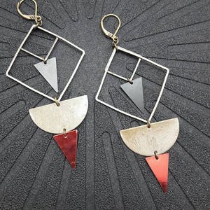 Black and red bronze geometric earrings in graphic metal GEO option Clips Best seller Bronze et rouge