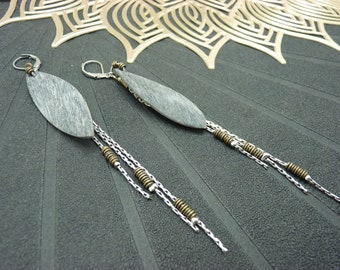 Boucles d'oreilles ethniques feuille en corne grise poncée chaînes argent SIOUX option clips