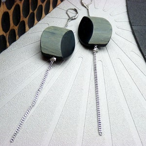 Boucles d'oreilles chaîne argent perle corne 3D vert et noir minimale GLORIAZ option clips vert 14 cm