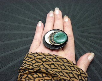 Grosse Bague bois noir résine vert émeraude, lunaire | TIAKA | réglable - KUMKA