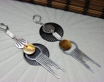 Asymmetrical earrings in golden mother-of-pearl and black silver - futuristic art deco jewelry - ARCHI - clip-on option