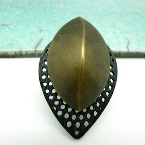 Grosse Bague longue bois noir résine métallisée bronze, ethnique, extra-légère | SCARABEE | réglable