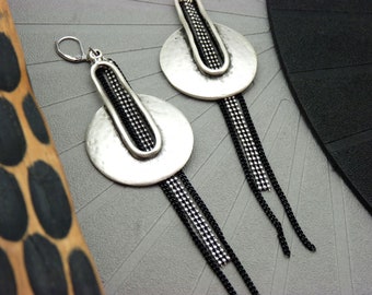 Ethnische Kettenohrringe aus gehämmertem Silber und schwarzem Metall, Option mit LENY-Clip im Tribal-Chic