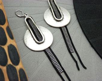 Ethnic earrings hammered silver and black metal chain, tribal chic LENY clip-on option