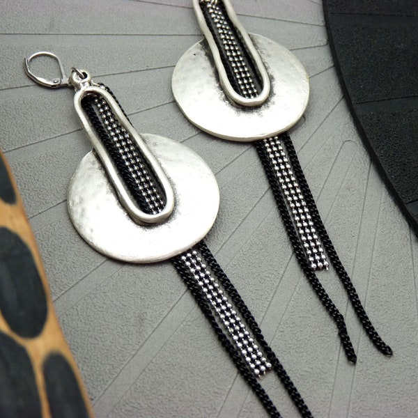 Boucles d'oreilles ethnique argent martelé et noir chaîne métal, tribal chic LENY option clips