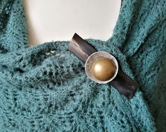 Long magnetic brooch for fastening scarves, stoles, coats, chunky cardigans made of horn, metal, and ethnic resin. TRAVERSE