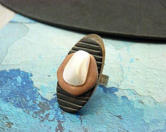 Large oval ring in striped black horn, copper metal and adjustable XANA mother-of-pearl