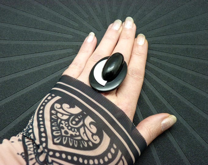 Black oval ring with silver horn - minimalist ethnic - adjustable ring - ZOULI