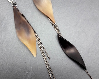 Boucles d'oreilles longues asymétriques corne noire beige éthniques | CHEYENNE | option clips - KUMKA - Dernière pièce !