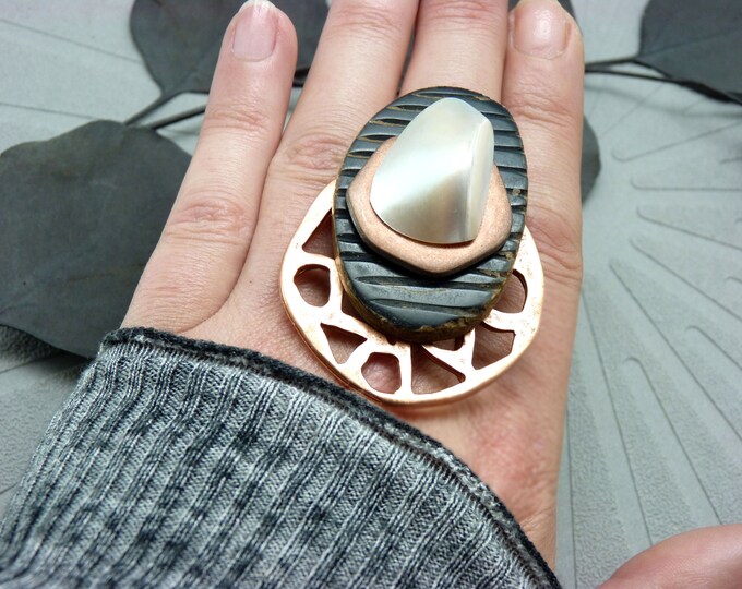 Large copper ring with openwork metal and mother-of-pearl horn - XANA - adjustable