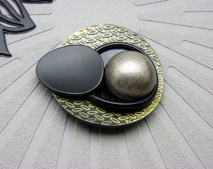 Khaki & Black Graphic Magnetic Brooch | IKIGAI | for fastening a vest