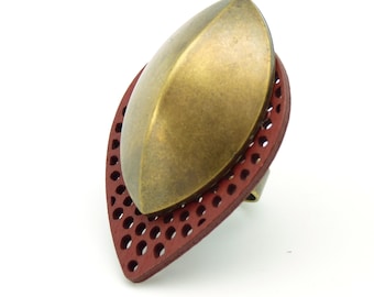 Large ethnic ring in dark red wood and extra-light bronze metallic resin SCARABEE adjustable adjustable