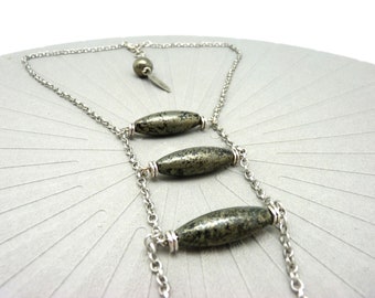 Long necklace, necklace necklace 3 stones olive pyrite khaki, aged silver chain, graphic, minimal TRISTONE