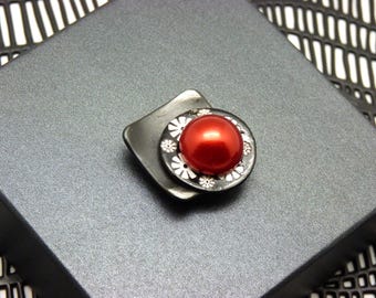 Pearly red flower magnetic brooch, to hold a thin cardigan - JAPAN