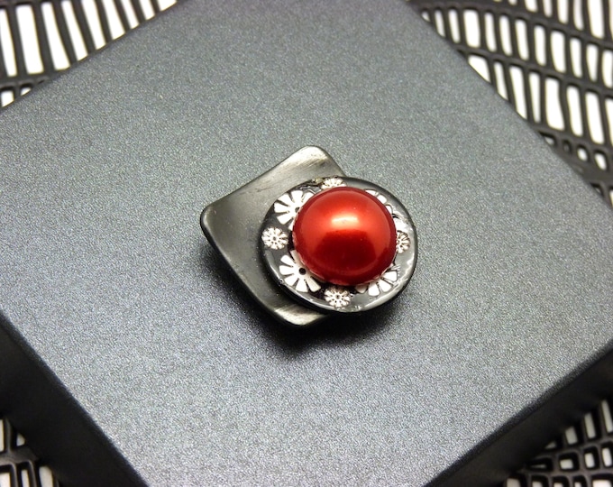 Pearly red flower magnetic brooch, to hold a thin cardigan - JAPAN